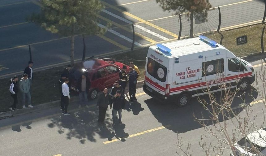 Niğde’de yayaya çarpmamak için manevra yaptı, refüje çıktı