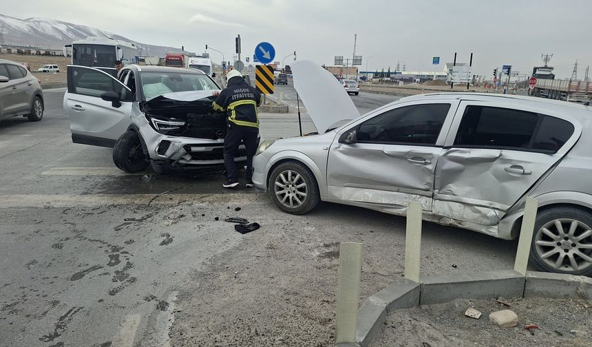 Gümüşler kavşağında korkutan kaza: 1’i çocuk 2 yaralı