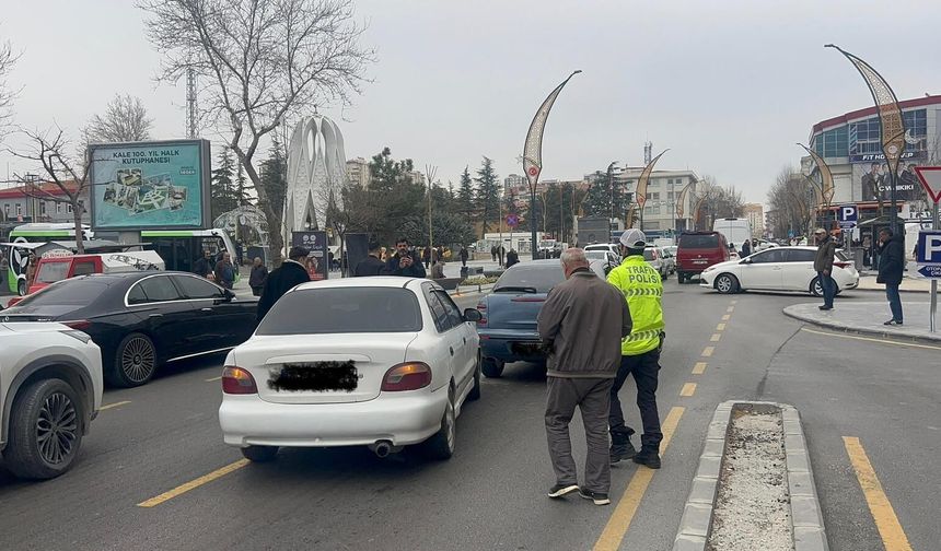 Niğde'de Cumhuriyet Meydanı'nda 2 otomobil çarpıştı