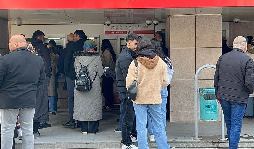 Niğde'de vatandaşlar ikramiye için kuyruğa girdi