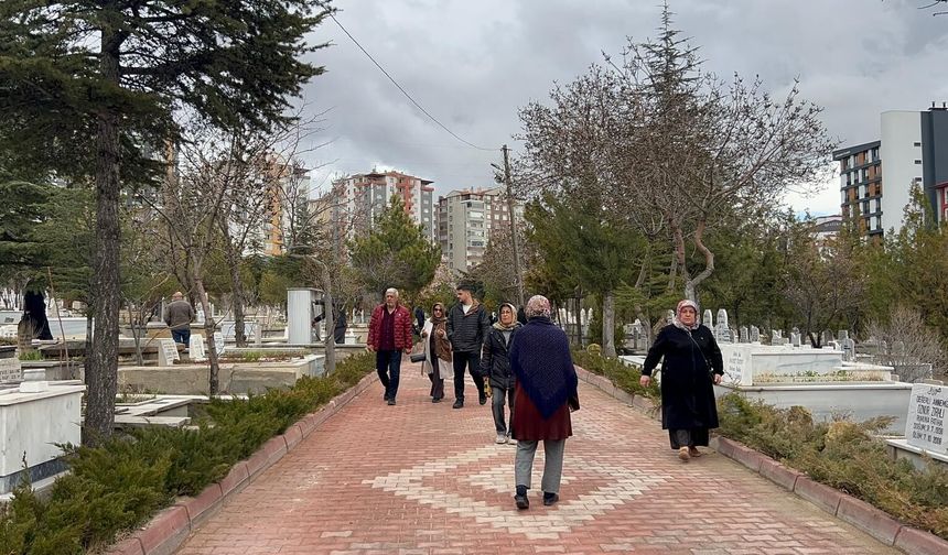 Niğde'de mezarlık ziyaretleri başladı
