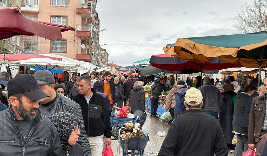 Pazarda bayram yoğunluğu! Esnafın yüzü güldü