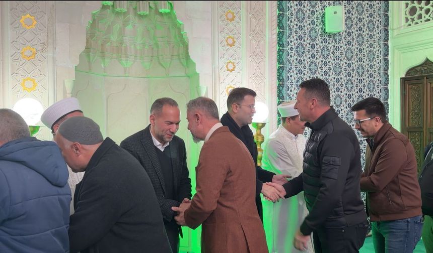 Vali Akmeşe ve Başkan Özdemir bayram namazında cemaatle buluştu