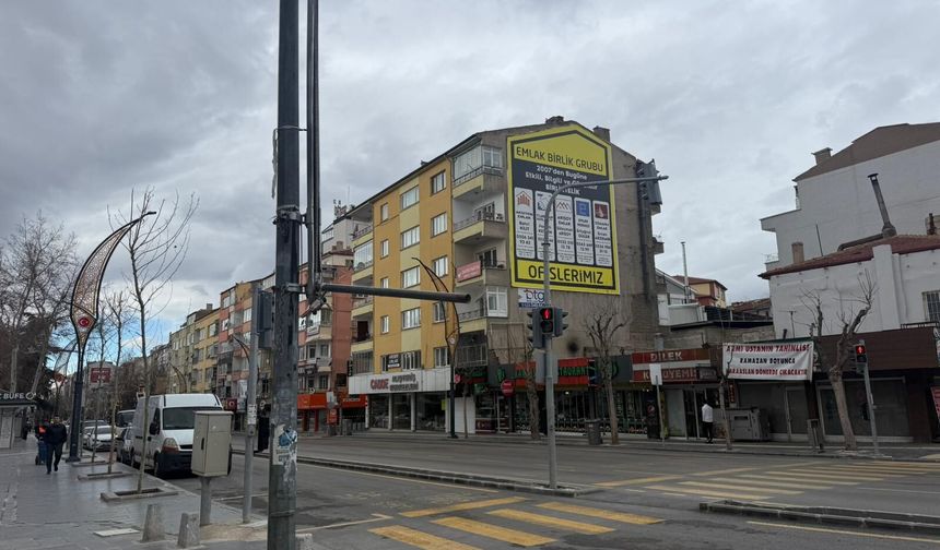 Niğde’de Yeni Çarşı’da reklam direği risk oluşturuyor