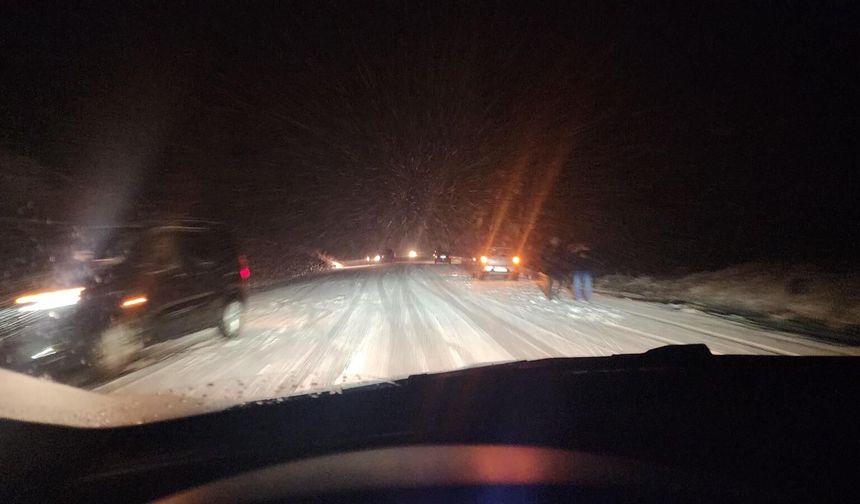 Niğde’de kar bastırdı: Araçlar ilerleyemedi