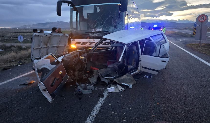 Niğde’de yolcu otobüsüyle otomobil çarpıştı