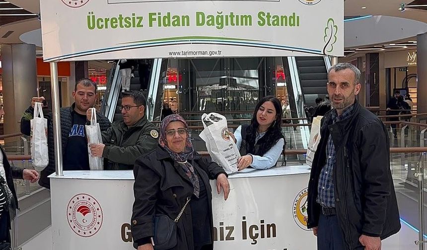 Niğde’de Tema Park AVM’de fidan dağıtımı