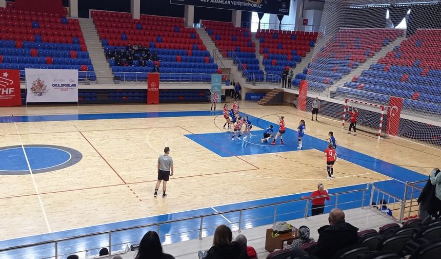 Niğde’de okul sporları hentbol türkiye şampiyonası sürüyor