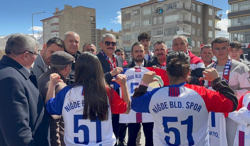 Niğde’de Sevgi Evlerindeki çocuklara isimlerine özel forma sürprizi