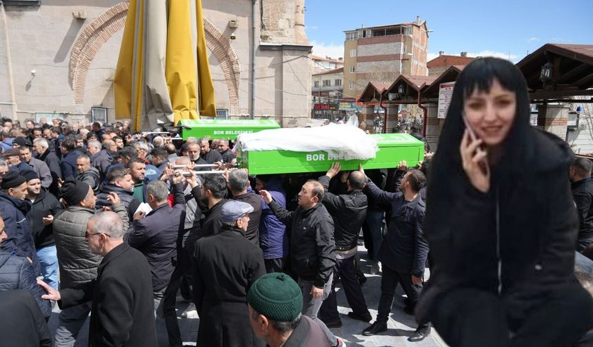 Eşi tarafından bıçaklanan 3 çocuk annesi kadın son yolculuğuna uğurlandı