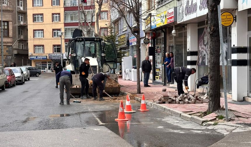 Niğde’de o cadde de kaldırımlar yenileniyor
