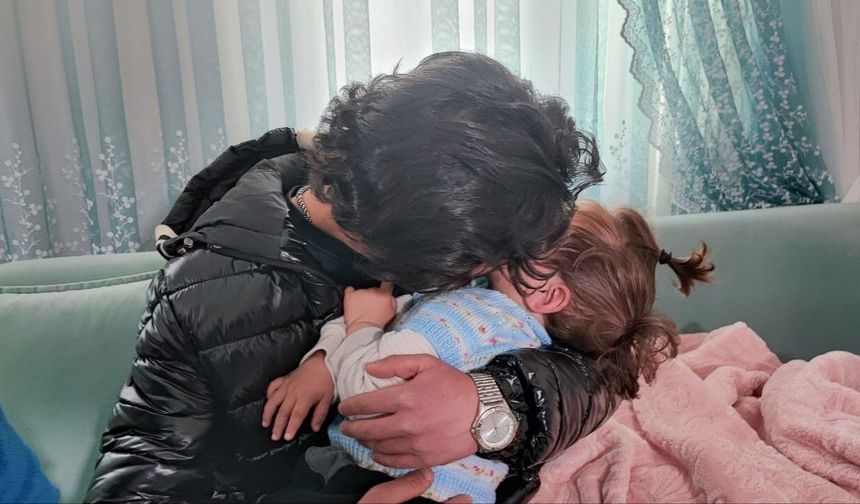 Yangından kurtardığı bebekle buluştu, duygusal anlar yaşandı