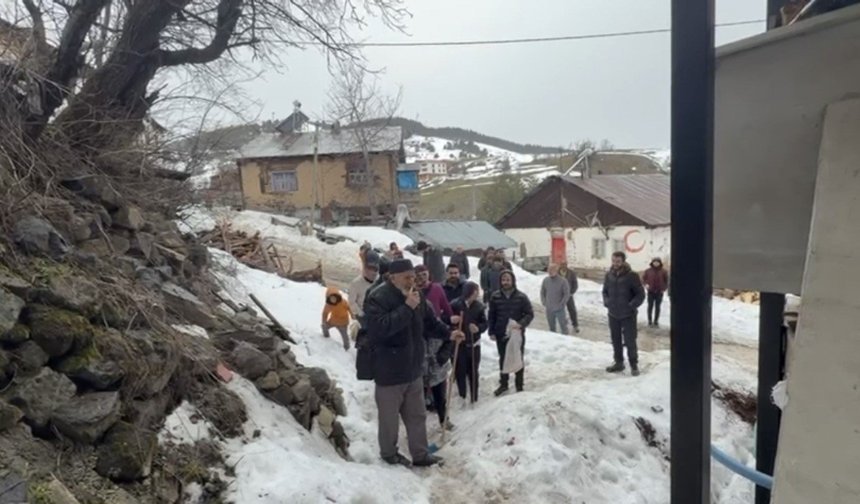 Yaşlılar anlattı, gençler oynadı