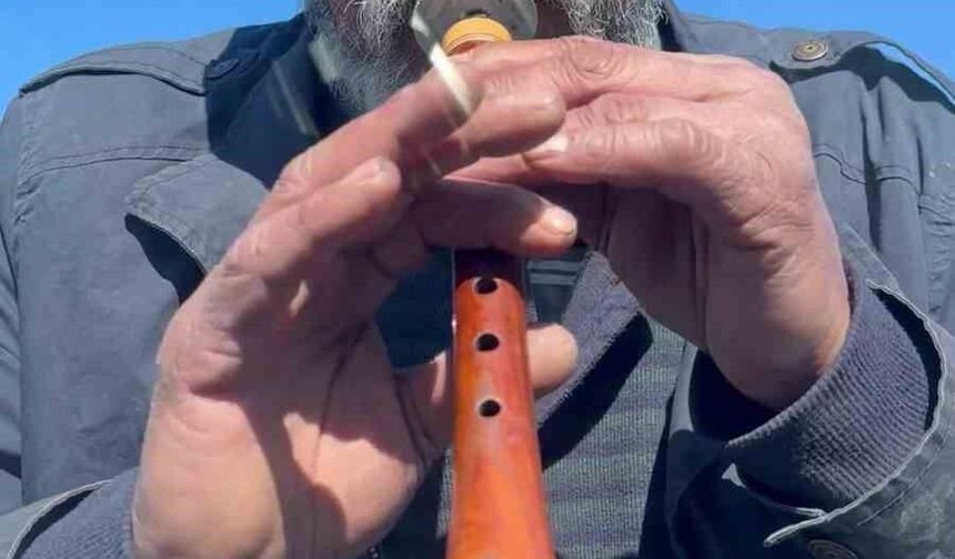 Zurnayı dayadı, para istedi