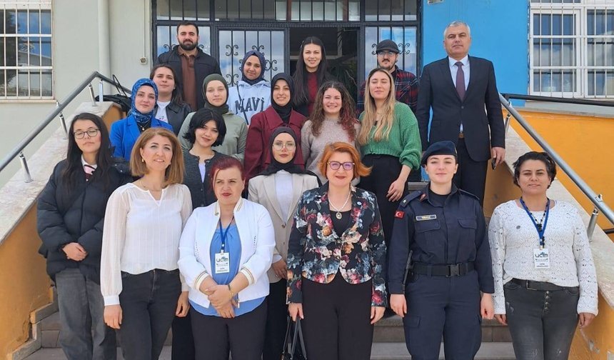 Nazmiye Pınar İlkokulu’nda velilere iletişim semineri