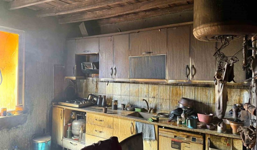 Alevlere teslim olan ev kullanılmaz hale geldi