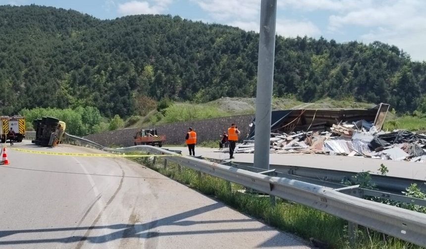 Devrilen tırın sürücüsü hayatını kaybetti