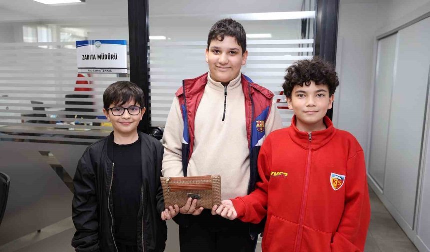 Buldukları cüzdanı sahibine ulaştırdılar