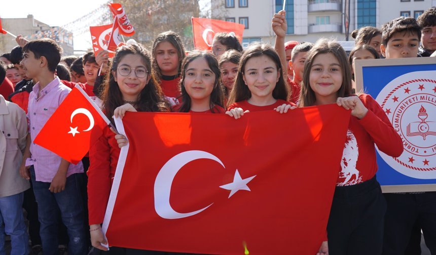 Niğde’de 23 Nisan kutlamaları çelenk sunumuyla başladı