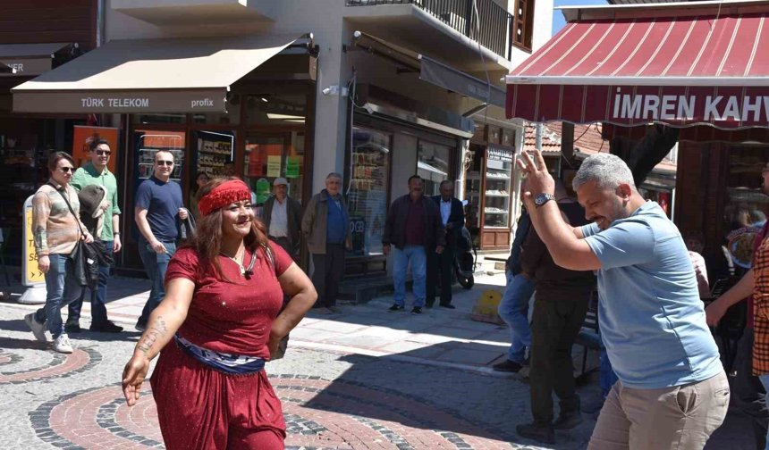 Turistler romanların kakava davetine ortak oldu