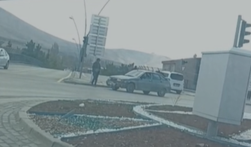 Eski Sanayi Köprüsü’nde iki araç çarpıştı