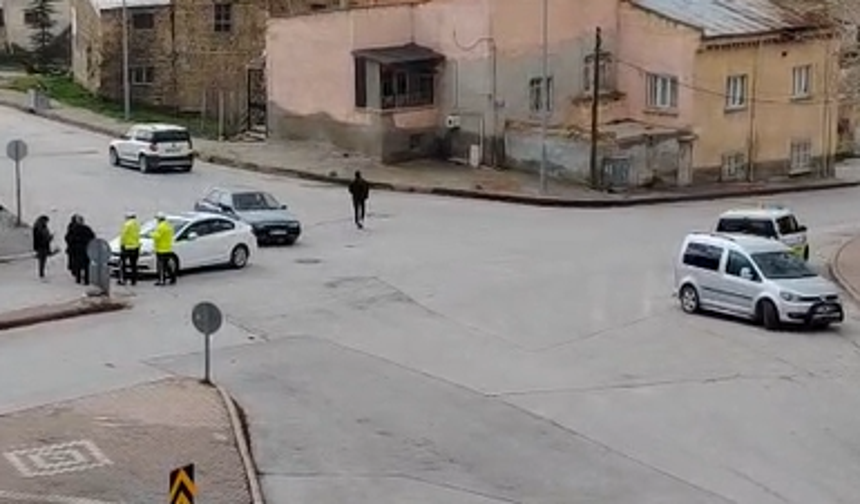 Niğde'de iki araç çarpıştı