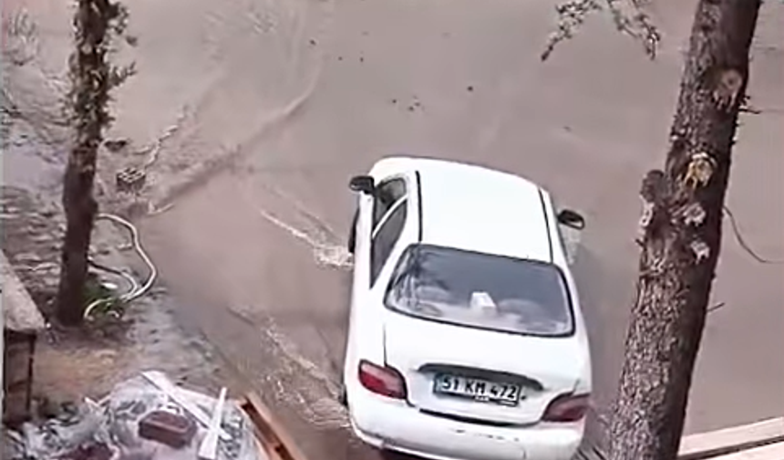 Koyunlu Köyü'nde baraj taştı: Köy meydanı sular altında kaldı