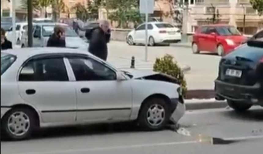 Hastane yolunda zincirleme kaza: 3 araç çarpıştı