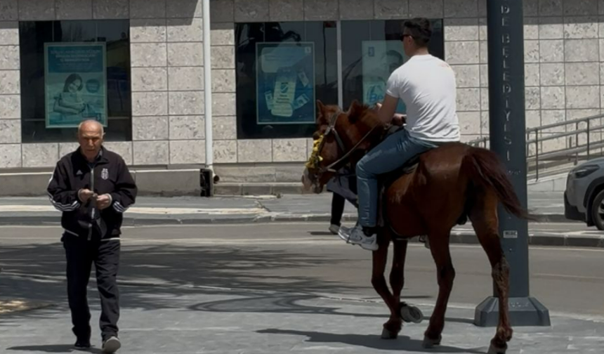 Niğde’de atıyla dolaşan genç görenleri şaşırttı