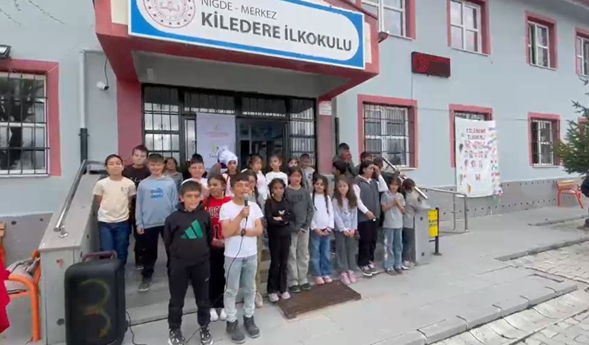Niğde’de öğrencilerden öğretmenlere şarkı armağanı
