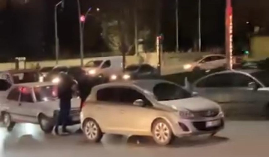 MEDAŞ Kavşağı’nda iki araç çarpıştı