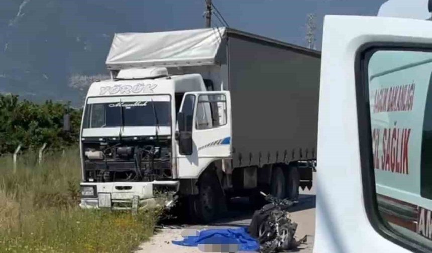 Kamyonla çarpışan motosikletli hayatını kaybetti