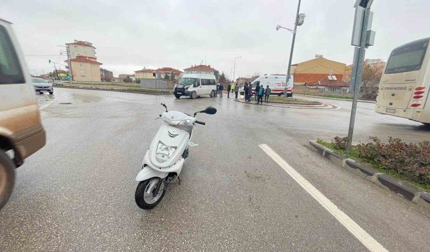 Minibüsle motosiklet çarpıştı: 1 yaralı