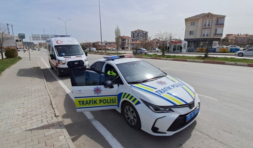 Otomobile çarpan motosikletli yaralandı