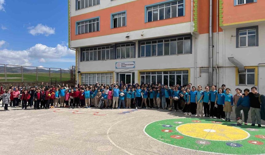 Öğrenciler Gazze için bağışta bulundu