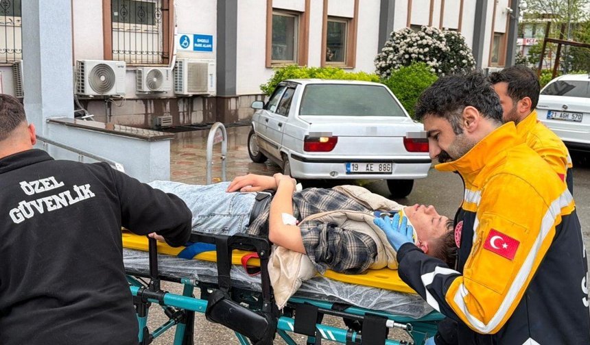 Kontrolden çıkan otomobil elektrik direğine çarptı: 3 yaralı