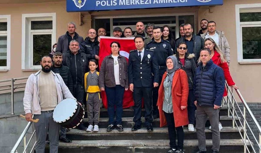 Mahalle sakinlerinden polislere sürpriz kutlama