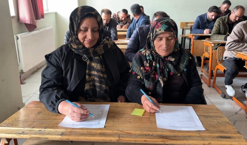 Çiftçiler bu kez sıralarda ter döktü