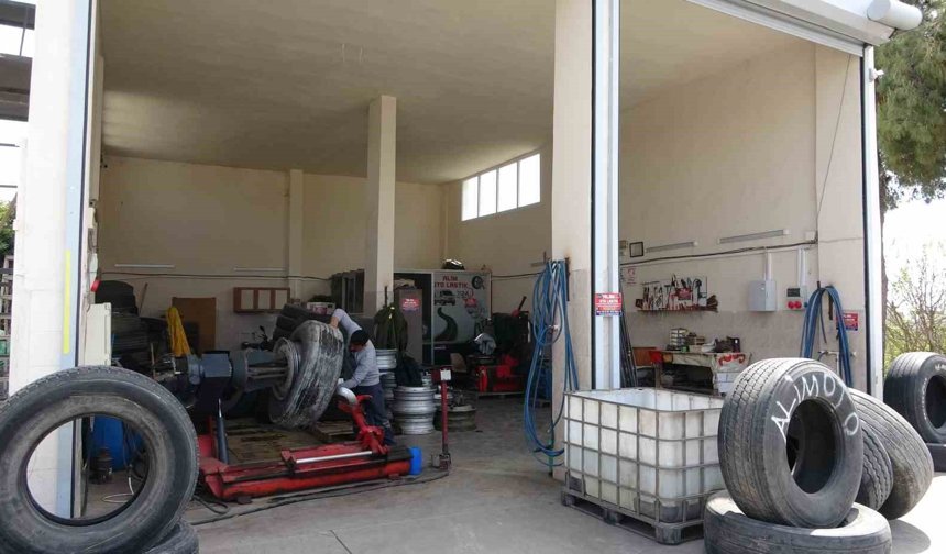 Kamyon lastiği şişirirken patladı: O anlar kamerada