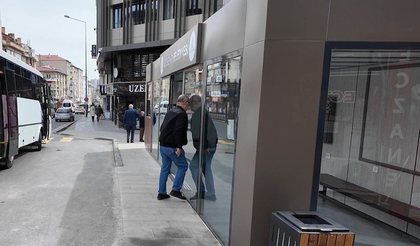 Akıllı durak kazası kameralara yansıdı