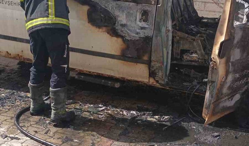 Park halindeki minibüs alev alev yandı