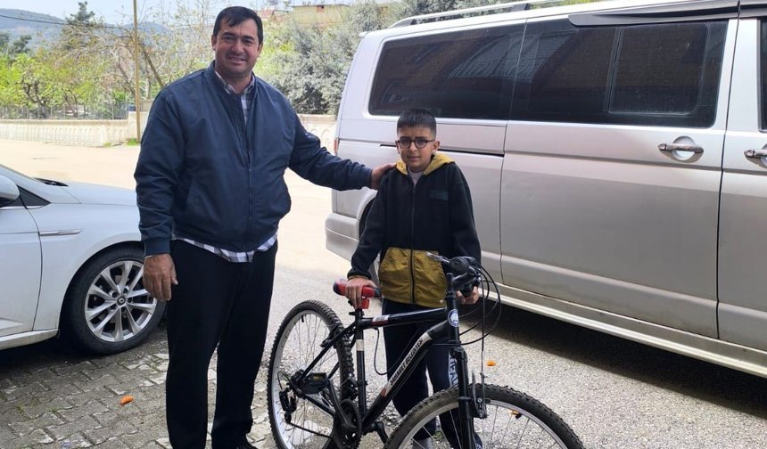 Ödülünü depremzede çocuğa hediye etti