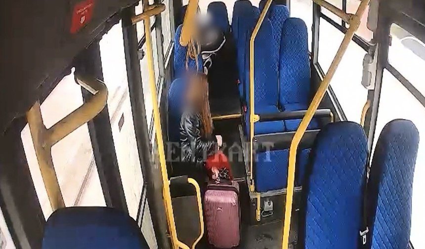 Otobüsü ambulansa çevirdi, bayılan öğrenciyi hastaneye taşıdı