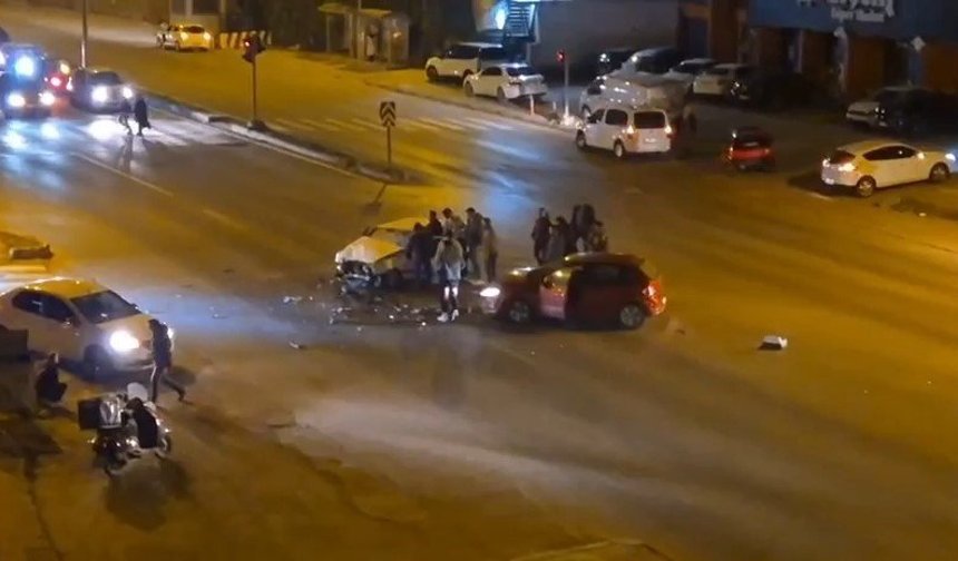 Otomobiller kafa kafaya çarpıştı; 2 yaralı