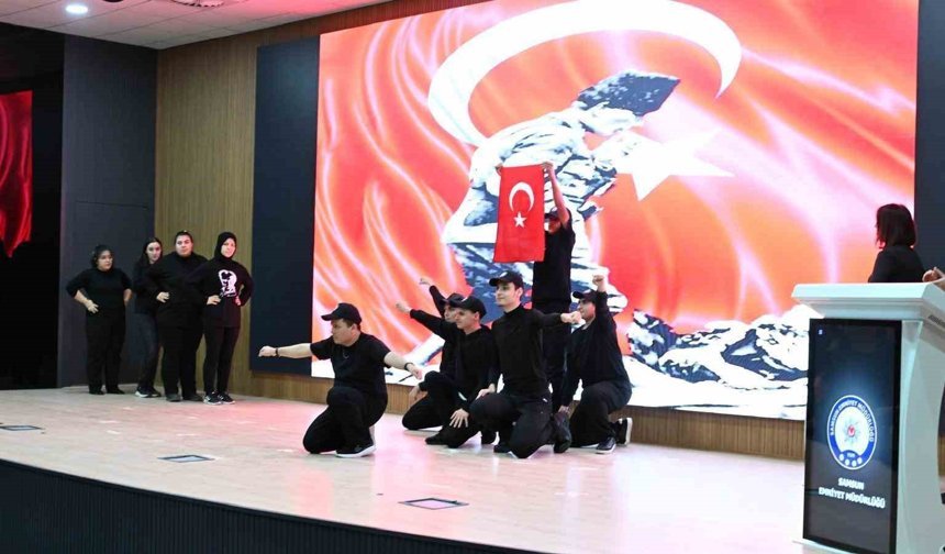 Özel öğrencilerden polislere anlamlı gösteri