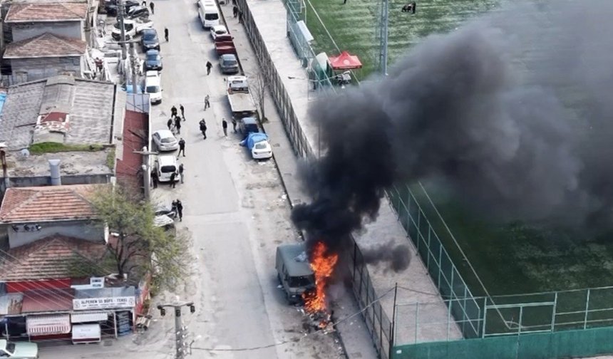 Park halindeki yabancı plakalı minibüs yandı
