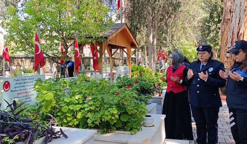 Şehit kızı polisler, babalarını andı