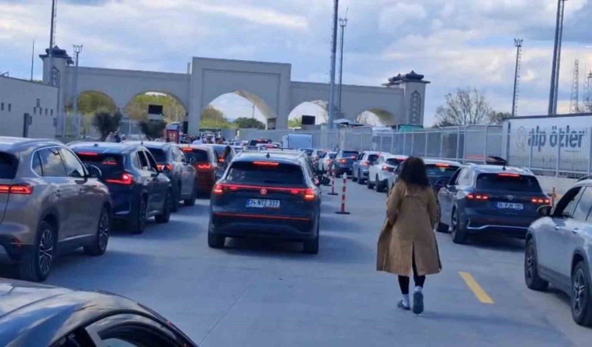 Saatlerdir karşıya geçmeyi bekliyorlar