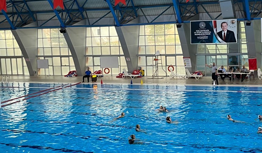 Niğde’de kadınlar sutopu müsabakaları devam ediyor