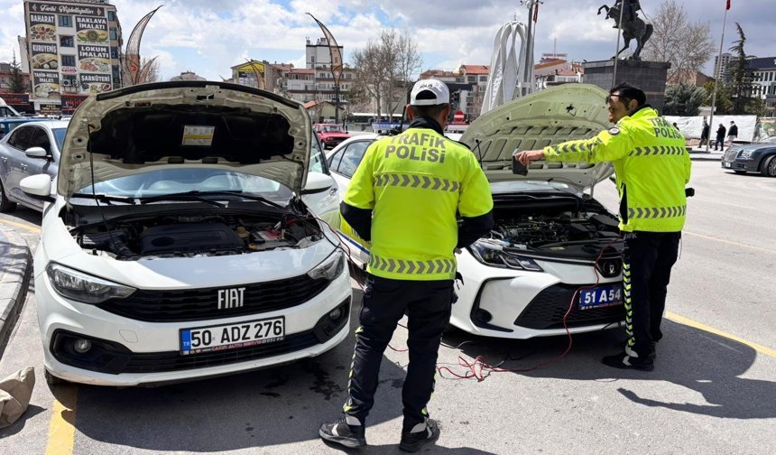 Niğde’de yolda kalan sürücüye trafik polislerinden yardım